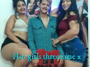 Hot_girls_threesome_x